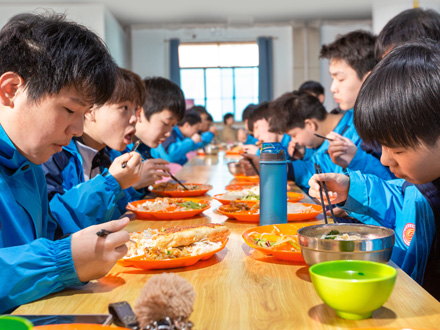 洛南学生用餐