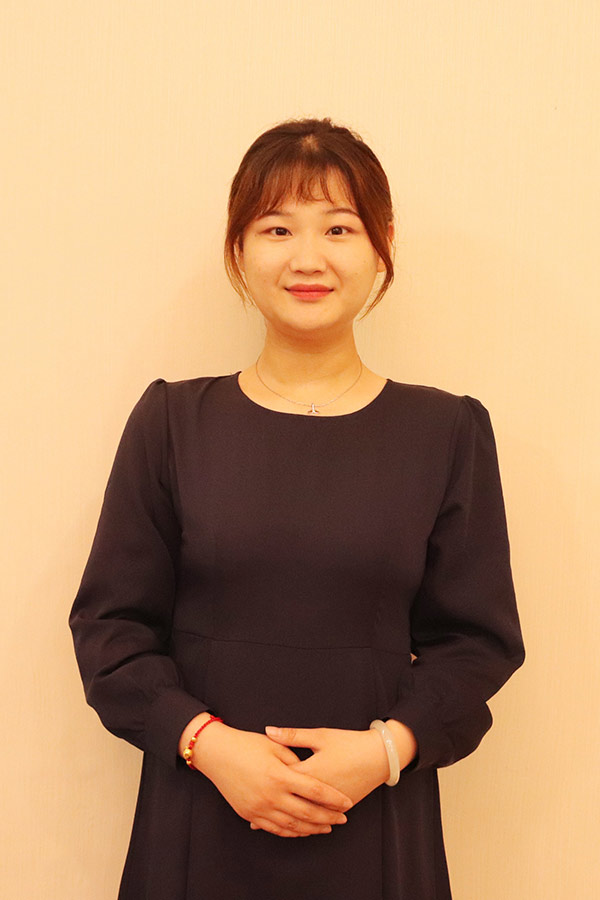 洛南文哲 本科学历，优秀班主任